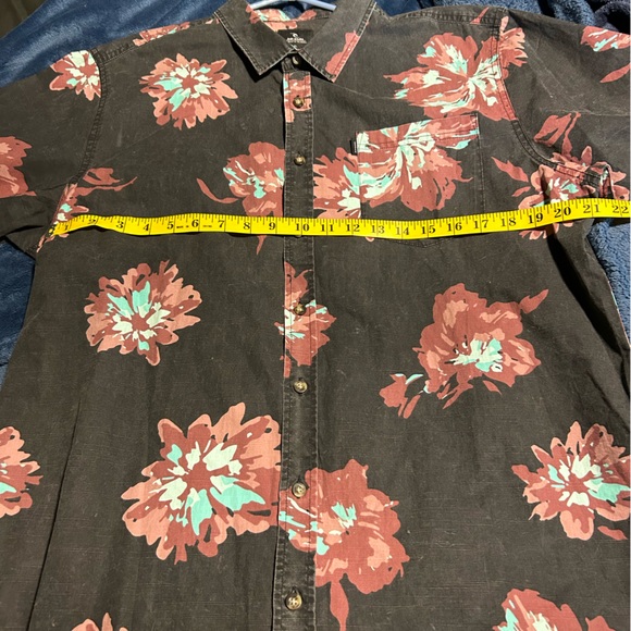 Rip Curl floral mens button short sleeve shirt. Size XL used. Black. - Picture 4 of 5